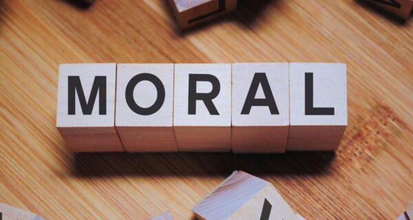 diferença entre tema e moral