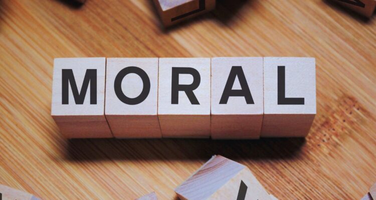 diferença entre tema e moral